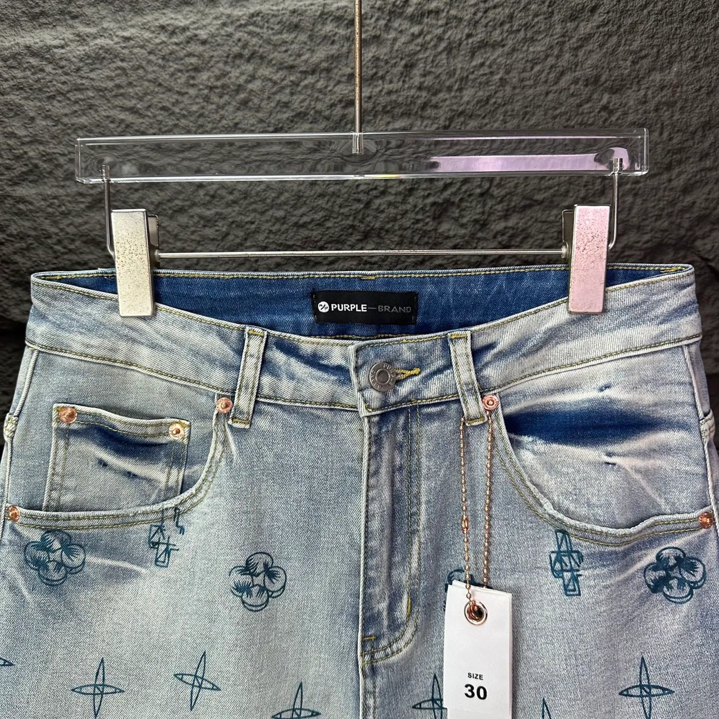 PURPLE BRAND 2025 New Arrival Fully Printed Letter Logo Couple Style Washed Loose Jeans High Version High Version Top Ceiling Quality Styles with different washed textures are very friendly to people with thin legs and thick legs. The straight version is very flattering to the leg shape. Moderate length that never goes out of style, easy to match with casual, basic styling for various styles, a must-have in the wardrobe! The fabric is stiff but also makes the upper body soft without losing texture. The washing process is even more perfect. It is a must-have item for everyone! ! ! Washed wheat, hang tag, pants label, three labels complete Color: Light Blue Size: 28, 29, 30, 31, 32, 33, 34, 36, 38